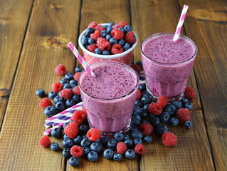 Smoothies of fresh berries
