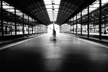 Licht und Schatten eines Bahnsteigs in Schwarz und Weiss
