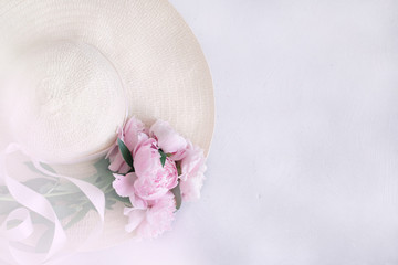Obraz na płótnie Canvas Women's summer hat with pink peonies pastel toned