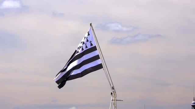 Breton flag floating on the back of a boat