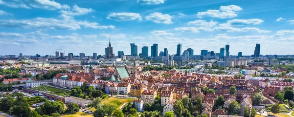 Fototapeten Luftpanorama von Warschau, Polen über den Fluss Vistual und das Stadtzentrum in der Ferne © netsay