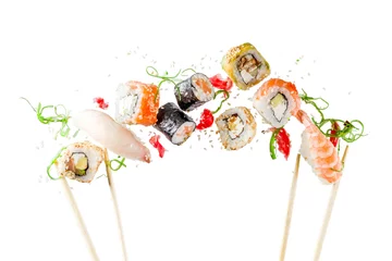 Foto op Plexiglas Naadloos patroon met sushi. Voedsel abstracte achtergrond. Vliegende sushi, sashimi en broodjes geïsoleerd op de witte achtergrond. © ricka_kinamoto