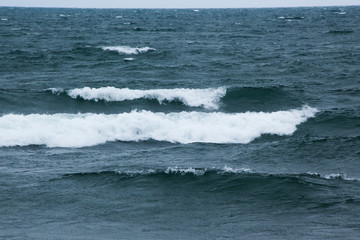 Obraz premium Ocean waves meeting the beach