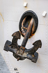 Rusty anchor on white ship wall. © foto-select