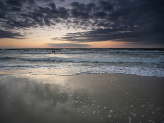 Morze zachód słońca - Dziwnówek Dziwnowo Ludzie w wodzie