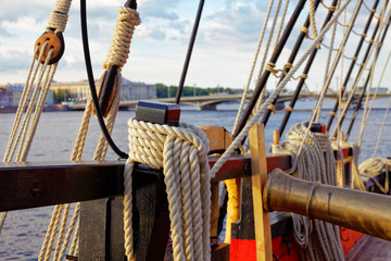 Obraz premium Masts and rigging of an old wooden sailboat. Details deck of the ship.