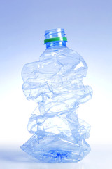 bouteille en plastique compress&eacute;e pour le recyclage