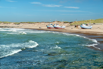 Fischkutter am Strand von Nørre Vorupør, Nordsee, Thy, Jütland, Dänemark