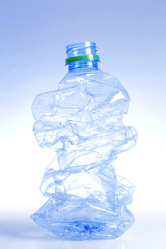 bouteille en plastique compress&eacute;e pour le recyclage