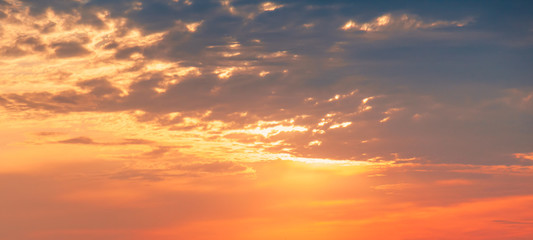 Naklejka premium Colorful cloudy sky at sunset