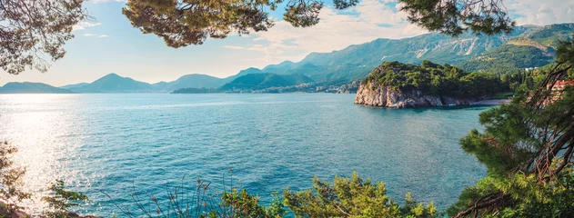 Fotobehang Pittoresk zomers uitzicht op de Adriatische kust bij de villa Milocer met het koninklijke strand in Montenegro, geweldige plek om te bezoeken in Europa © O.Farion