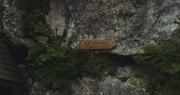 A label stating the direction of the famous charnel house in Hallstatt.
