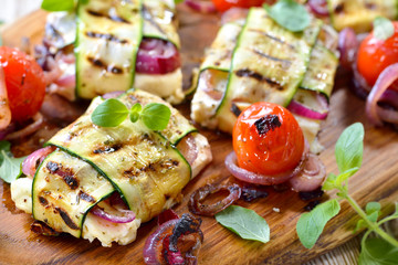 Vegetarisch grillen: Leckere griechische Feta-Zucchini-Päckchen  mit Zwiebeln und Kräutern sowie ...