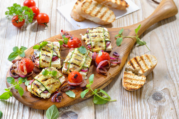 Vegetarisch grillen: Leckere griechische Feta-Zucchini-Päckchen  mit Zwiebeln und Kräutern sowie ...