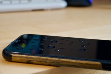 Handy mit Wassertropfen 
