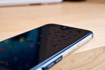 Handy mit Wassertropfen 