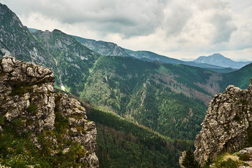 masyw gór w chmurach