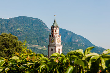 Fototapeta premium Meran, St. Nikolaus, Kirche, Tappeinerweg, Altstadt, Waalweg, Vinschgau, Südtirol, Sommer, Italien