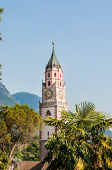 Fototapeta premium Meran, St. Nikolaus, Pfarrkirche, Kirche, Tappeinerweg, Waalweg, Vinschgau, Südtirol, Sommer, Italien