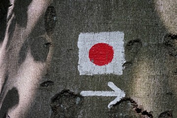Wandermarkierung: Roter Punkt in weißem Quadrat