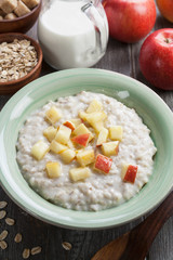 Oatmeal with caramelized apples