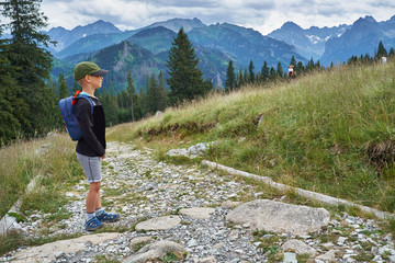 mały chłopiec podziwia panoramę gór  © ftomasz