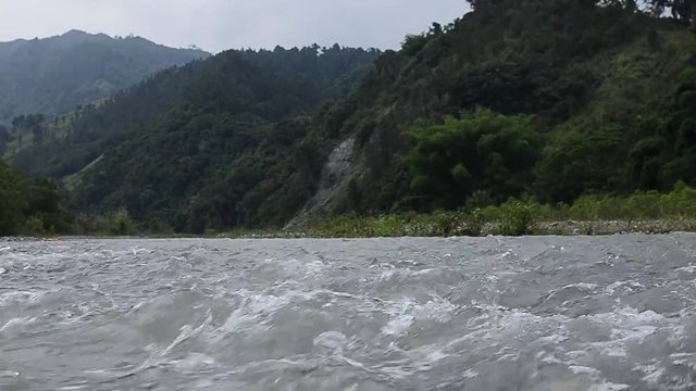 Manantial entre monta&ntilde;as