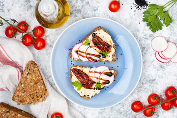 toast with hummus and sun dried tomatoes