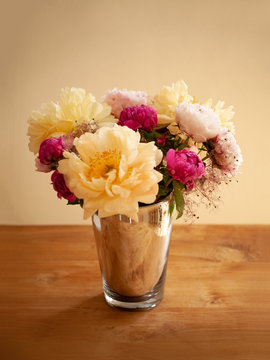 Blumenstrauss in Vase Pfingsrosen