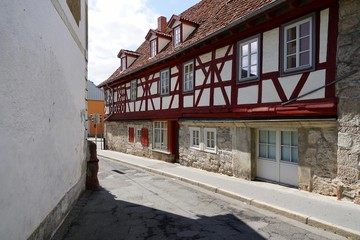 Fototapeta na wymiar Straße mit fränkischem Fachwerkhaus in Coburg