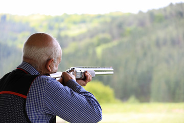 tiro al plato escopeta persona mayor tercera edad deporte país vasco 4M0A2211-as19