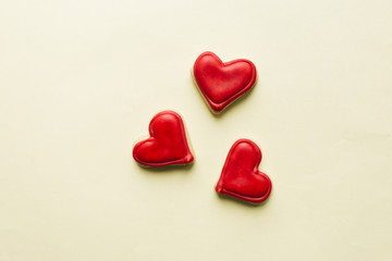 Obraz premium Cookies in heart shape with red glaze