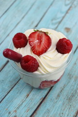 Pavlova, dessert chantilly fraise et framboise