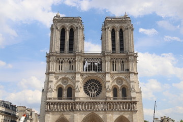 Fototapeta na wymiar Tours de Notre-Dame de Paris
