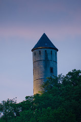 Fototapeta na wymiar Historischer Turm der Burg Plesse, nah bei Göttingen (Germany) im Abendrot