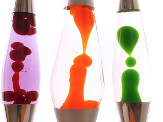 Verschiedene Lava Lampen neben und hintereinander