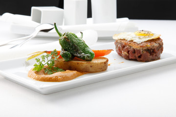 Hamburguesa con huevo frito y verduras. Hamburger with fried egg and vegetables.