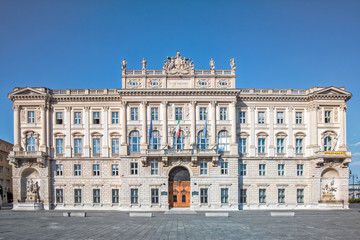Fototapeta na wymiar Palast der Reederei Lloyd Triestino an der Piazza dell’Unità d’Italia in Triest
