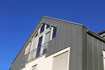 Wohnhaus mit moderner Stehfalzfassade