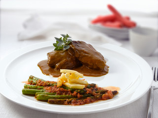 Espárragos trigueros con verduras patatas y carne. Wild asparagus with vegetables, potatoes and meat.