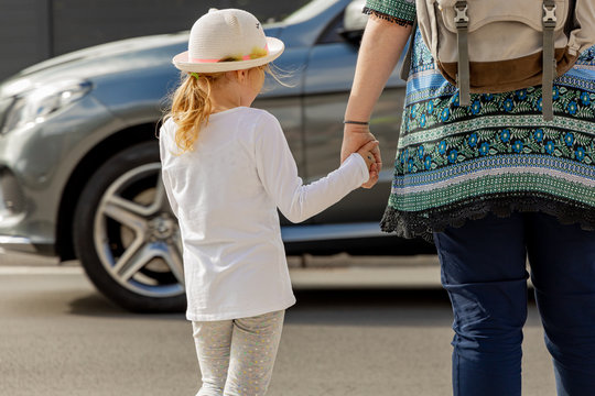 Kind mit Mutter im Straßen Verkehr beim Überqueren der Fahrbahn