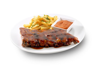 Costillas a a barbacoa con patatas fritas y salsa. BBQ ribs with fries and sauce.
