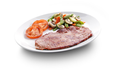 Filete de ternera con ensalada y tomate