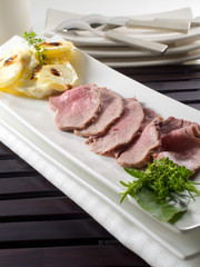  BANDEJA DE TERNERA ASADA CON PATATAS Y ENSALADA. TRAY OF ROASTED BEEF WITH POTATOES AND SALAD