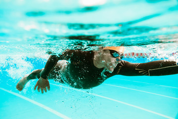 Unterwasseransicht des professionellen männlichen Schwimmers ,training im Swimmingpool © karepa