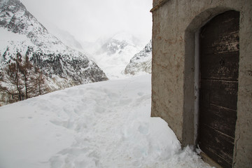 Fototapeta premium Alpine shelter in Mer de Glace valley under Mont Blanc massif in French Alsp