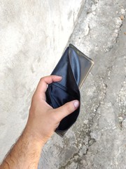 Hand showing empty black wallet