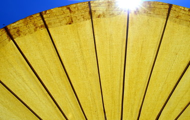 Hintergrund gelber Sonnenschirm