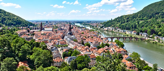 Stadt Heidelberg von oben mit der Karl Theodor Brücke