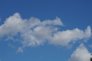 Obraz premium Large White High Depth and Detail Clouds on Brilliant Blue Sky